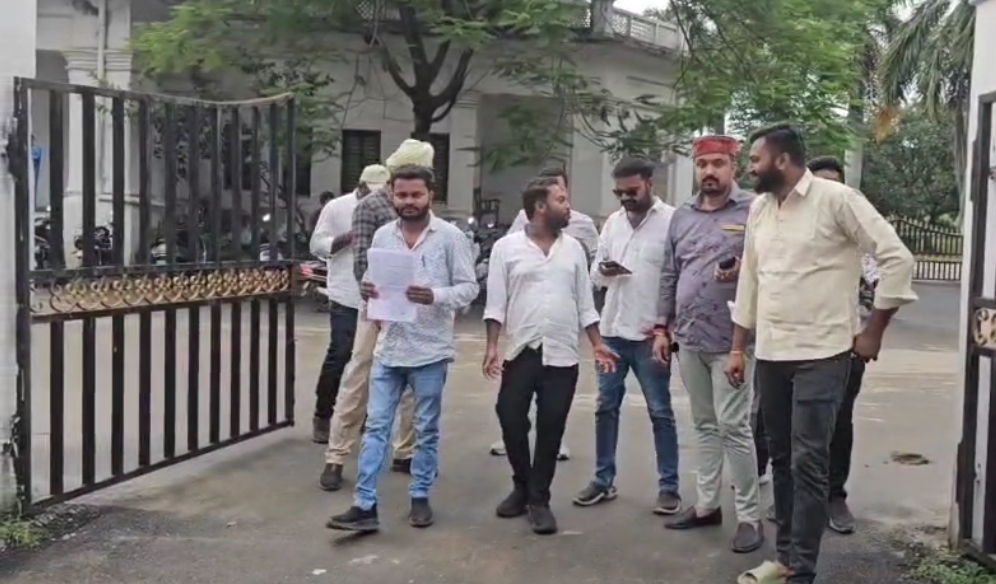 अंबिकापुर में निजी होटलों में फूहड़ गरबा कार्यक्रम पर हिंदू संगठनों का विरोध, एसपी-कलेक्टर को ज्ञापन, कार्यक्रम बंद नहीं हुआ तो उग्र आंदोलन की चेतावनी