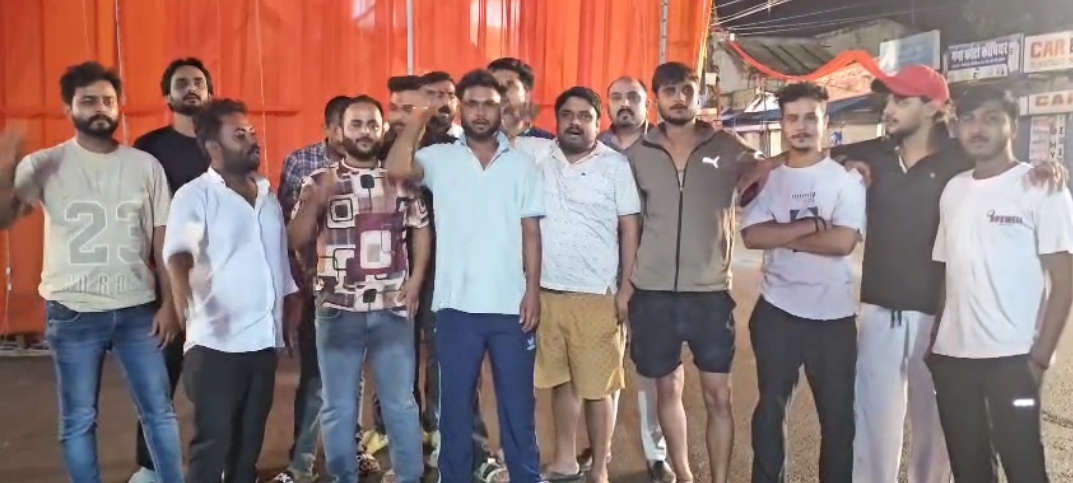 Video: निजी होटल डांडिया में विवादित कलाकारों का विरोध, सनातन रक्षा वाहिनी ने जताई आपत्ति