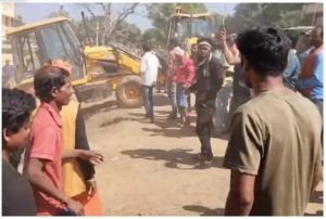 अतिक्रमण हटाने पर बवाल: लाठी-डंडे चले, जेसीबी व पुलिस वाहन पर पथराव, 4 घायल ,18 पर केस दर्ज